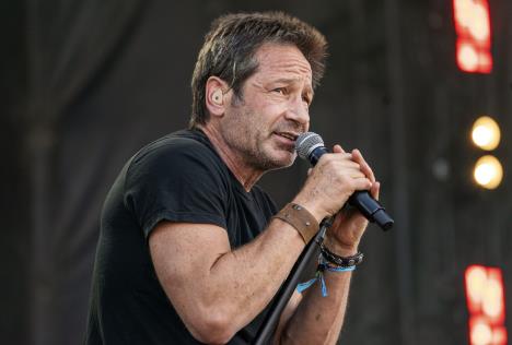 Dejvid Duhovni sa mikrofon u ruci