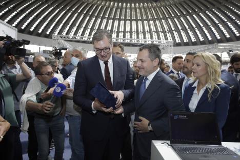 aleksandar-vucic--francesko-masi--poseta-standu.jpg