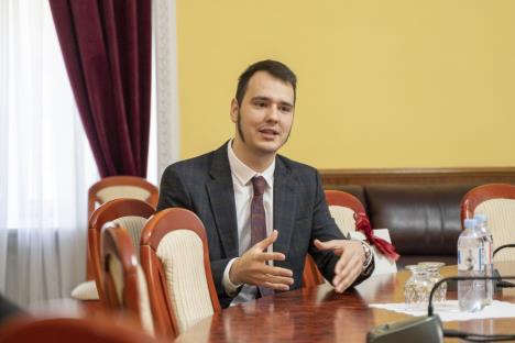 Aleksa Balašević u svečanom odelu govori za stolom