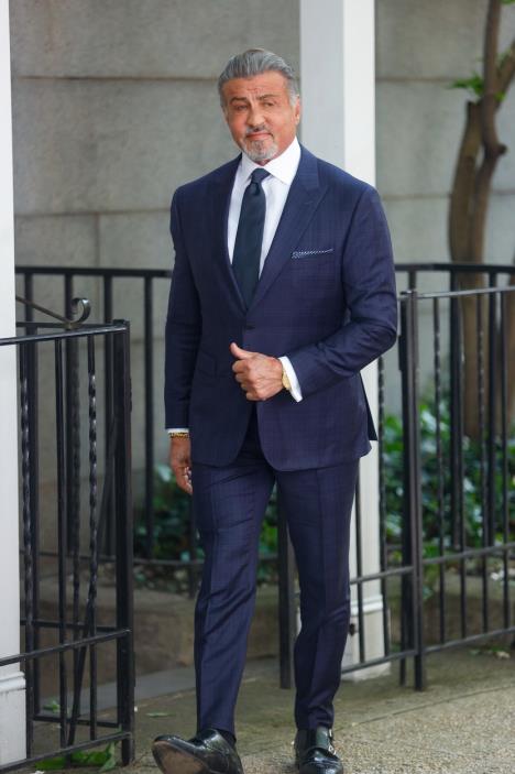 Silvester Stalone u plavom odelu