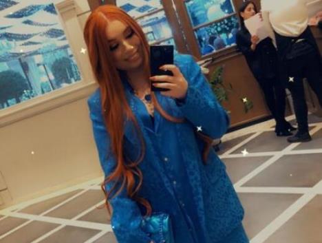 Aleksandra Popović pozira u jednoj svečanoj sali