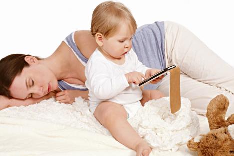 glavna-stockphotochildplayingwithyoursmartphonewhilemotherissleeping253872580.jpg