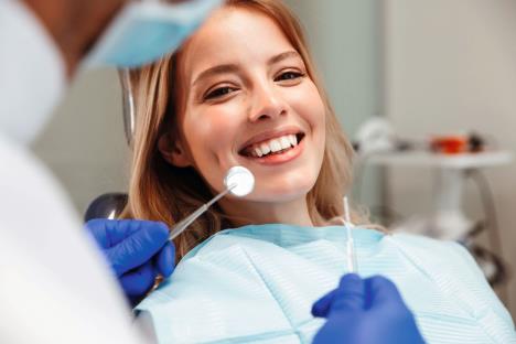 faze-lecenja-stockphotoimageofsatisfiedyoungwomansittingindentalchairatmedicalcenterwhileprofessionaldoctor1389890048.jpg