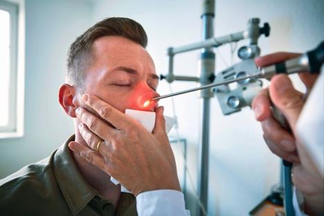 ne-plaite-se-intervencije---stockphotopatientatentclinicspecialistdoctorotolaryngologistdoingnoseexaminationofyoungman1933876256.jpg