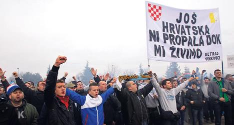 napad-sin-pravoslavni-svestenik-demonstracije-vukovar.jpg