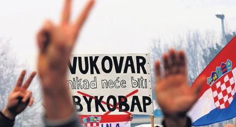 napad-sin-pravoslavni-svestenik-demonstracije-vukovar.jpg