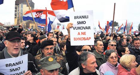 napad-sin-pravoslavni-svestenik-demonstracije-vukovar.jpg