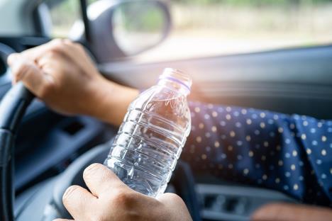 stockphotoasianwomandriverholdingbottlefordrinkwaterwhiledrivingacarplastichotwaterbottle2143603829.jpg