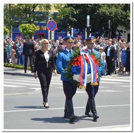 ministarka-polaze-venac-na-spomenik-kosovskim-junacima.jpg