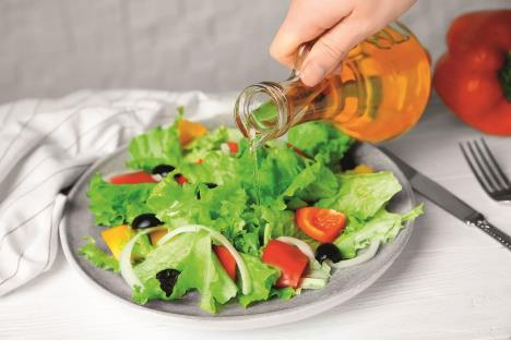 najbolje-je-u-salati-stockphotowomanaddingtastyapplevinegarintosaladwithvegetablesonplate787860793.jpg