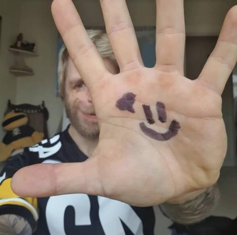 Džono Lankaster pokazuje šaku sa smajlijem