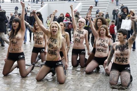 femen-papa-notr-dam.jpg