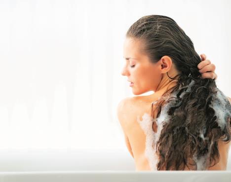 pranje-kose--stockphotoyoungwomanwashinghairinbathtub169279856.jpg