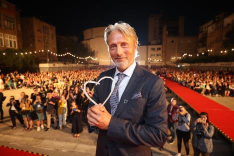 mads-mikkelsen-honoray-heart-of-sarajevo-award.jpg