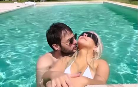 Kristina Agilera sa suprugom u bazenu