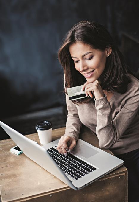 kupovina-preko-interneta--stockphotoyoungwomanholdingcreditcardandusinglaptopcomputeronlineshoppingconcept574666600.jpg