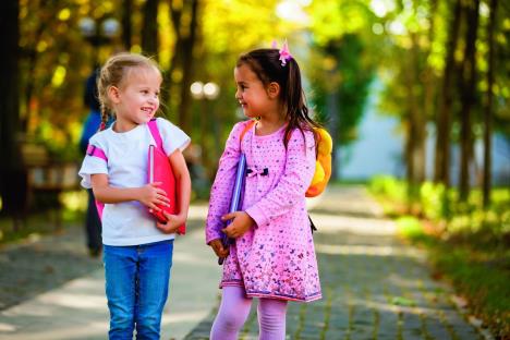 najvaznije-je-da-bude-dobar-drug-stockphototwolittlekidsgoingtoschooltogether766939729.jpg