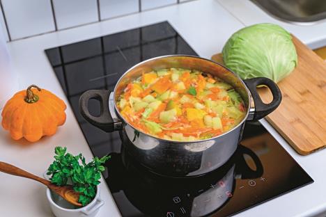 izglancajte-je-stockphotocookingbrightvegetablesouponthestove1938655003.jpg