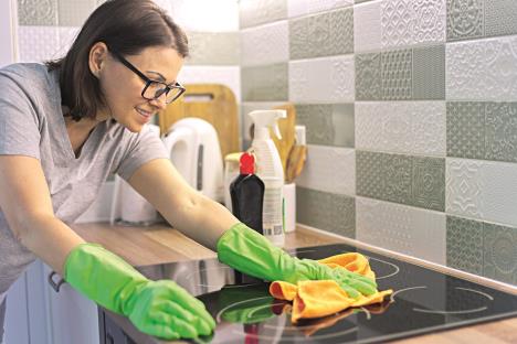 glavna-stockphotowomanhandinglovescleaningkitchenelectricceramichobpolishingglasswithmicrofibercloth1694898982.jpg