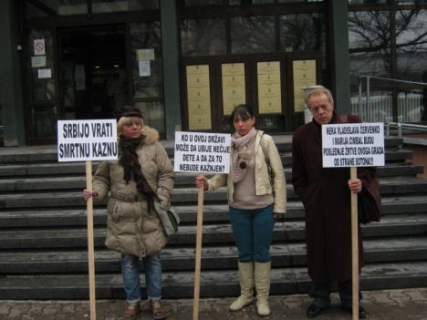 poroidca-ubijene-vladislave-cervenko-protest-sud.jpg