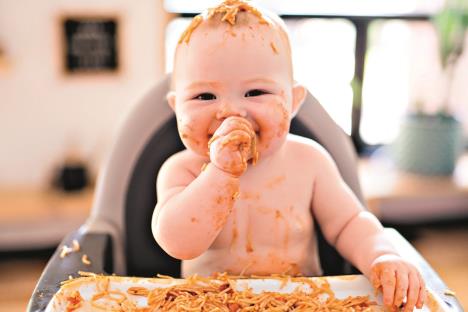 stockphotolittlebabygirleatingherspaghettidinnerandmakingamess1107763721177629.jpg