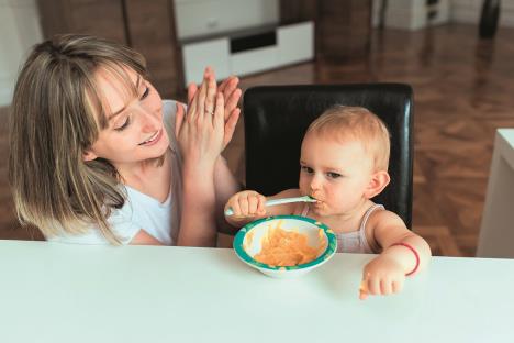 stockphotohappymothersmilingandclappingwhilebabyeatinghealthybabyfoodforthefirsttimeh177630.jpg