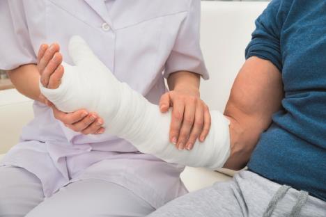 pet-puta-je-veci-rizik-za-nastanak-novog-preloma-u-toku-naredne-godine-kod-osoba-koje-su-ga-vec-imale-stockphotocloseupofafemaledoctorholdingfracturedhandofapatient278586560.jpg