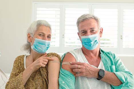 vakcina-stockphotosmilingcaucasianseniorcouplewithplasteronarmaftervaccinationwearingfacemaskssenior2203914001.jpg