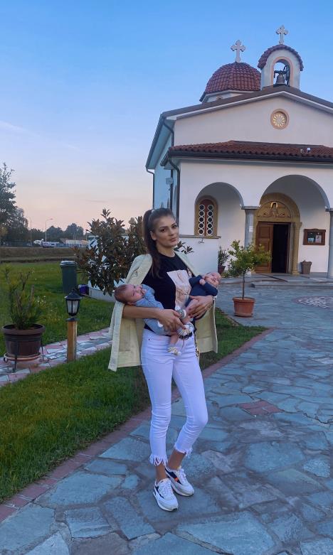 presrecma-mama-aleksandra-ristivojevic-sa-blizancima-jakovom-i-reljom.jpg