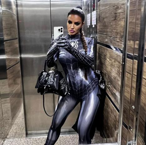 Pevačice obeležile noć veštica