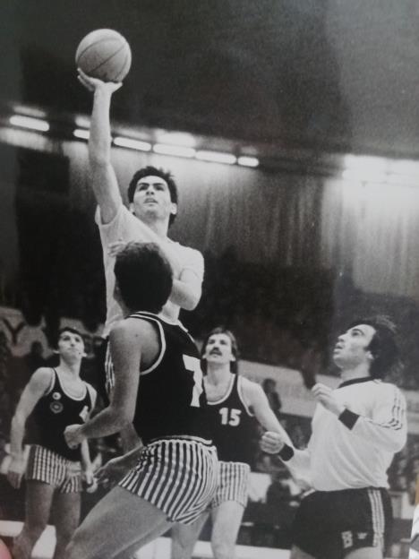 rade-zalad-fotografije-privatna-arhiva-17-kosarkasi-protiv-fudbalera-1978.-godina.jpg