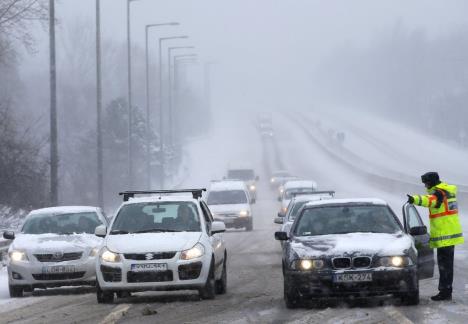 madjarska-auto-put-zavejani-srbi-beba-kolona.jpg