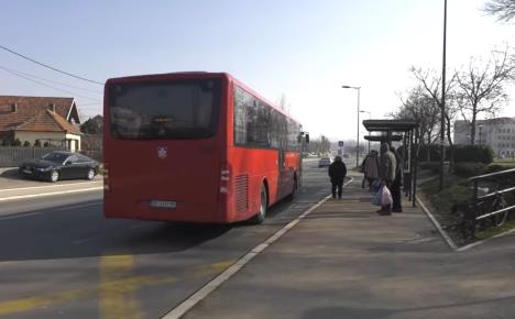 LJudi na stanici čekaju gradski autobus