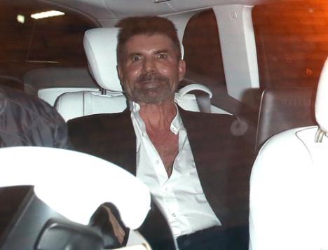 Sajmon Kauel pravi grimasu u kolima