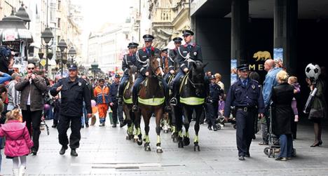 policija-policajci-konji-osiguranje-za-zivotinje.jpg