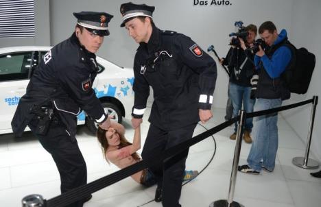 vladimir-putin-angela-merkel-femen.jpg