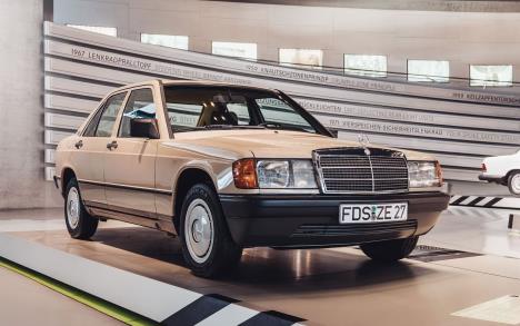 05mercedebenzmuseumlegend5mb190e3440x1440.jpg