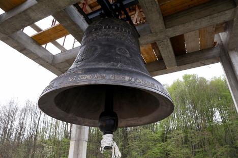 Zvono teško 13 tona u manastiru Svetog Luke