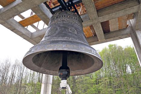 Zvono teško 13 tona u manastiru Svetog Luke