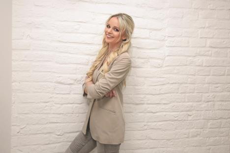 Maja Mandžuka pozira kraj belog zida