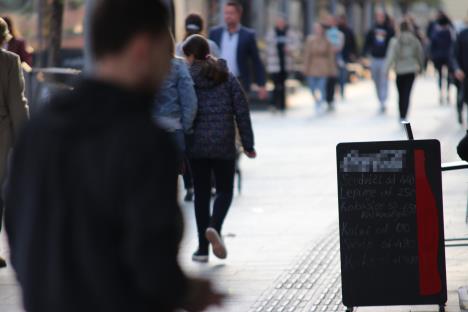 ljudi šetaju ulicom