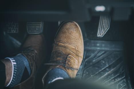 Noga na kočnici automobila