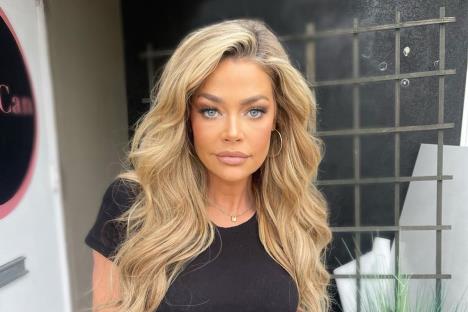 Deniz Ričards u crnoj majici