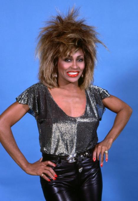 Tina Tarner u srebrnoj majici i crnim kožnim pantalonama