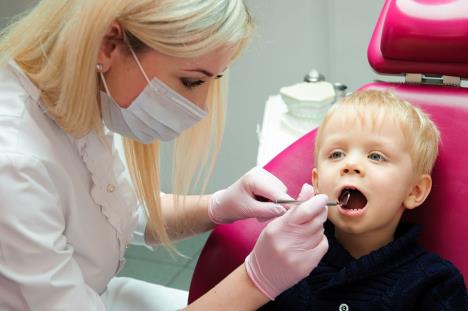 karijes-stockphotodentistexaminingkidsteethatdentalclinic797685190.jpg