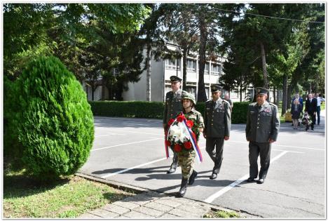 vojska-polaze-vence-u-krusevcu.jpg