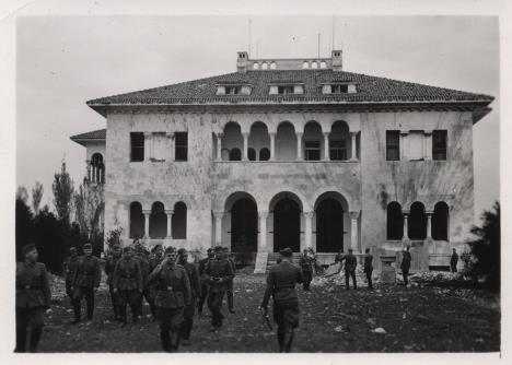 0806kraljevski-dvor-nakon-bombardovanja-6.-aprila-1941-izvr-dvor.jpg