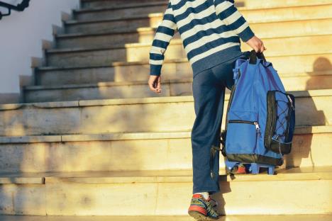 0801-ilustracija-stockphotobackviewofboywalkingonstairsoutdoorsbuildingbackground506897752.jpg