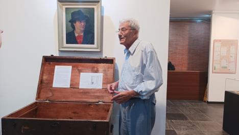 Branislav Milakara, rođeni sestrić Desanke Maksimović, ispred sanduka u kojem je krila Krvavu bajku