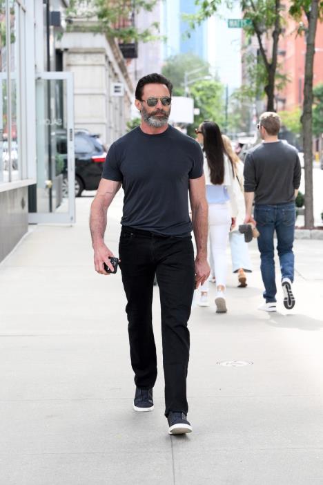 Hju Džekmen hoda ulicom